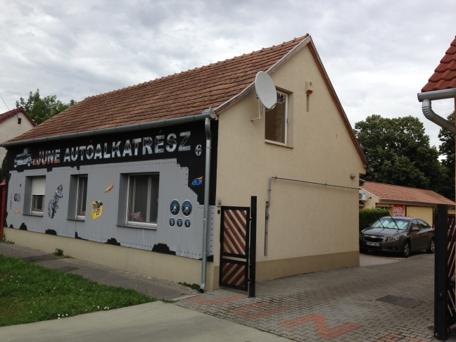 A bolt a Mező utcáról nézve. Egyedi szín az autósboltok között.